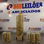 LOTE 038 - 01 GARRAFA PARA VINHO /LICOR COM 05 COPOS PARA DECORAÇÃO. (NO ESTADO, LEILÃO NÃO TEM GARANTIA E NEM DEVOLUÇÃO, SUJEITO A POSSÍVEIS AVARIAS VISÍVEIS/OCULTAS E/OU AUSÊNCIA DE COMPONENTES).