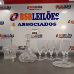 LOTE 009 - 01 BOMBONIERE ,01 GARRAFA PARA LICOR/WHISKY E 06 TAÇAS PARA CHAMPANHE.  (NO ESTADO, LEILÃO NÃO TEM GARANTIA E NEM DEVOLUÇÃO, SUJEITO A POSSÍVEIS AVARIAS VISÍVEIS/OCULTAS E/OU AUSÊNCIA DE COMPONENTES).