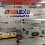 LOTE 564 - 02 CASE EM ALUMÍNIO E 01 BALANÇA ELETRÔNICA 15KG COM AVARIAS. (NO ESTADO, LEILÃO NÃO TEM GARANTIA E NEM DEVOLUÇÃO, SUJEITO A POSSÍVEIS AVARIAS VISÍVEIS/OCULTAS E/OU AUSÊNCIA DE COMPONENTES).