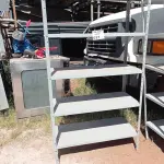 LOTE 627 - 01 ESTANTE DE FERRO COM 05 PRATELEIRAS. (NO ESTADO, LEILÃO NÃO TEM GARANTIA E NEM DEVOLUÇÃO, SUJEITO A POSSÍVEIS AVARIAS VISÍVEIS/OCULTAS E/OU AUSÊNCIA DE COMPONENTES).