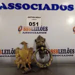 LOTE 051 - 01 ALDRAVA CABEÇA DE LEÃO E 01 ALDRAVA DE ÁGUIA. (NO ESTADO, LEILÃO NÃO TEM GARANTIA E NEM DEVOLUÇÃO, SUJEITO A POSSÍVEIS AVARIAS VISÍVEIS/OCULTAS E/OU AUSÊNCIA DE COMPONENTES).