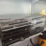 LOTE 562 - 05 APARELHOS DE DVD E 05 VIDEOCASSETES MARCAS E MODELOS DIVERSOS. (NO ESTADO, LEILÃO NÃO TEM GARANTIA E NEM DEVOLUÇÃO, SUJEITO A POSSÍVEIS AVARIAS VISÍVEIS/OCULTAS E/OU AUSÊNCIA DE COMPONENTES).