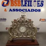 LOTE 043 - 01 RELÓGIO ANTIGO EM PRATA E MADEIRA PARA DECORAÇÃO. (NO ESTADO, LEILÃO NÃO TEM GARANTIA E NEM DEVOLUÇÃO, SUJEITO A POSSÍVEIS AVARIAS VISÍVEIS/OCULTAS E/OU AUSÊNCIA DE COMPONENTES).