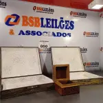LOTE 050 - 03 CAIXAS EM MADEIRA SENDO 01 PORTA JOIAS. (NO ESTADO, LEILÃO NÃO TEM GARANTIA E NEM DEVOLUÇÃO, SUJEITO A POSSÍVEIS AVARIAS VISÍVEIS/OCULTAS E/OU AUSÊNCIA DE COMPONENTES).
