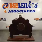 LOTE 043 - 01 RELÓGIO ANTIGO EM PRATA E MADEIRA PARA DECORAÇÃO. (NO ESTADO, LEILÃO NÃO TEM GARANTIA E NEM DEVOLUÇÃO, SUJEITO A POSSÍVEIS AVARIAS VISÍVEIS/OCULTAS E/OU AUSÊNCIA DE COMPONENTES).