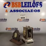 LOTE 044 - 02 RELÓGIOS ANTIGOS SENDO 01 EM MADEIRA PARA DECORAÇÃO. (NO ESTADO, LEILÃO NÃO TEM GARANTIA E NEM DEVOLUÇÃO, SUJEITO A POSSÍVEIS AVARIAS VISÍVEIS/OCULTAS E/OU AUSÊNCIA DE COMPONENTES).