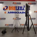 LOTE 033 - 01 TRIPÉ PARA CÂMERA E 01 MONÓCULO. (NO ESTADO, LEILÃO NÃO TEM GARANTIA E NEM DEVOLUÇÃO, SUJEITO A POSSÍVEIS AVARIAS VISÍVEIS/OCULTAS E/OU AUSÊNCIA DE COMPONENTES).