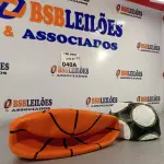 LOTE 040 - 01 BOLA DE BASQUETE E 01 BOLA DE FUTEBOL. (NO ESTADO, LEILÃO NÃO TEM GARANTIA E NEM DEVOLUÇÃO, SUJEITO A POSSÍVEIS AVARIAS VISÍVEIS/OCULTAS E/OU AUSÊNCIA DE COMPONENTES).