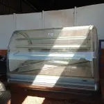 LOTE 613 - 01 BALCÃO REFRIGERADO PARA TORTERIA. (NO ESTADO, LEILÃO NÃO TEM GARANTIA E NEM DEVOLUÇÃO, SUJEITO A POSSÍVEIS AVARIAS VISÍVEIS/OCULTAS E/OU AUSÊNCIA DE COMPONENTES).