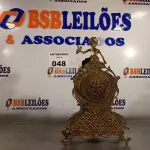 LOTE 048 - 01 RELÓGIO ANTIGO PARA DECORAÇÃO. (NO ESTADO, LEILÃO NÃO TEM GARANTIA E NEM DEVOLUÇÃO, SUJEITO A POSSÍVEIS AVARIAS VISÍVEIS/OCULTAS E/OU AUSÊNCIA DE COMPONENTES).