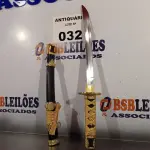LOTE 032 - 01 KATANA DECORATIVA. (NO ESTADO, LEILÃO NÃO TEM GARANTIA E NEM DEVOLUÇÃO, SUJEITO A POSSÍVEIS AVARIAS VISÍVEIS/OCULTAS E/OU AUSÊNCIA DE COMPONENTES).