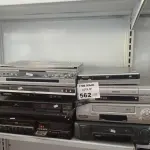 LOTE 562 - 05 APARELHOS DE DVD E 05 VIDEOCASSETES MARCAS E MODELOS DIVERSOS. (NO ESTADO, LEILÃO NÃO TEM GARANTIA E NEM DEVOLUÇÃO, SUJEITO A POSSÍVEIS AVARIAS VISÍVEIS/OCULTAS E/OU AUSÊNCIA DE COMPONENTES).