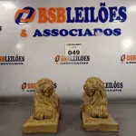 LOTE 049 - 02 LEÕES SERRAS LIVROS PARA DECORAÇÃO. (NO ESTADO, LEILÃO NÃO TEM GARANTIA E NEM DEVOLUÇÃO, SUJEITO A POSSÍVEIS AVARIAS VISÍVEIS/OCULTAS E/OU AUSÊNCIA DE COMPONENTES).