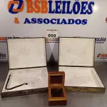LOTE 050 - 03 CAIXAS EM MADEIRA SENDO 01 PORTA JOIAS. (NO ESTADO, LEILÃO NÃO TEM GARANTIA E NEM DEVOLUÇÃO, SUJEITO A POSSÍVEIS AVARIAS VISÍVEIS/OCULTAS E/OU AUSÊNCIA DE COMPONENTES).