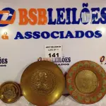 LOTE 141 - 04 PRATOS EM METAL COM DETALHES EM RELEVO. (NO ESTADO, LEILÃO NÃO TEM GARANTIA E NEM DEVOLUÇÃO, SUJEITO A POSSÍVEIS AVARIAS VISÍVEIS/OCULTAS E/OU AUSÊNCIA DE COMPONENTES).