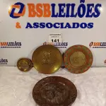 LOTE 141 - 04 PRATOS EM METAL COM DETALHES EM RELEVO. (NO ESTADO, LEILÃO NÃO TEM GARANTIA E NEM DEVOLUÇÃO, SUJEITO A POSSÍVEIS AVARIAS VISÍVEIS/OCULTAS E/OU AUSÊNCIA DE COMPONENTES).