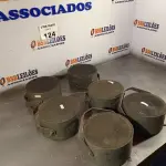 LOTE 124 - 06 ALTO-FALANTES COM SUPORTE METÁLICO. (NO ESTADO, LEILÃO NÃO TEM GARANTIA E NEM DEVOLUÇÃO, SUJEITO A POSSÍVEIS AVARIAS VISÍVEIS/OCULTAS E/OU AUSÊNCIA DE COMPONENTES).