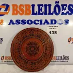 LOTE 138 - 01 PRATO DE PAREDE EM MADEIRA. (NO ESTADO, LEILÃO NÃO TEM GARANTIA E NEM DEVOLUÇÃO, SUJEITO A POSSÍVEIS AVARIAS VISÍVEIS/OCULTAS E/OU AUSÊNCIA DE COMPONENTES).