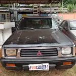 LOTE 472 - 01 MITSUBISHI L200 4X2, ANO 95/95, DIESEL CABINE DUOLA, COR PRETA, BUG-XXXX, (NO ESTADO) (FAZER 2 TRANSFERÊNCIA )(DÉBITOS ANTERIORES POR RESPONSABILIDADE DO ARREMATANTE)