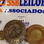 LOTE 141 - 04 PRATOS EM METAL COM DETALHES EM RELEVO. (NO ESTADO, LEILÃO NÃO TEM GARANTIA E NEM DEVOLUÇÃO, SUJEITO A POSSÍVEIS AVARIAS VISÍVEIS/OCULTAS E/OU AUSÊNCIA DE COMPONENTES).