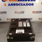 LOTE 188 - 01 CAIXA REGISTRADORA MARCA SHARP MODELO XE-A102. (NO ESTADO, LEILÃO NÃO TEM GARANTIA E NEM DEVOLUÇÃO, SUJEITO A POSSÍVEIS AVARIAS VISÍVEIS/OCULTAS E/OU AUSÊNCIA DE COMPONENTES).