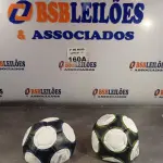 LOTE 160 - 02 BOLAS DE FUTEBOL. (NO ESTADO, LEILÃO NÃO TEM GARANTIA E NEM DEVOLUÇÃO, SUJEITO A POSSÍVEIS AVARIAS VISÍVEIS/OCULTAS E/OU AUSÊNCIA DE COMPONENTES).