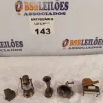 LOTE 143 - 04 APONTADORES EM METAL SENDO 01 GRAMOPHONE, 01 PIANO, 01 LAMPIÃO, 01 TUBA E 01 GATO DE METAL. (NO ESTADO, LEILÃO NÃO TEM GARANTIA E NEM DEVOLUÇÃO, SUJEITO A POSSÍVEIS AVARIAS VISÍVEIS/OCULTAS E/OU AUSÊNCIA DE COMPONENTES).
