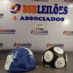 LOTE 110 - 02 BOLAS DE FUTEBOL. (NO ESTADO, LEILÃO NÃO TEM GARANTIA E NEM DEVOLUÇÃO, SUJEITO A POSSÍVEIS AVARIAS VISÍVEIS/OCULTAS E/OU AUSÊNCIA DE COMPONENTES).