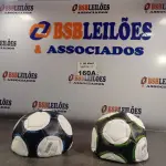 LOTE 160 - 02 BOLAS DE FUTEBOL. (NO ESTADO, LEILÃO NÃO TEM GARANTIA E NEM DEVOLUÇÃO, SUJEITO A POSSÍVEIS AVARIAS VISÍVEIS/OCULTAS E/OU AUSÊNCIA DE COMPONENTES).