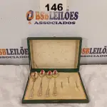 LOTE 146 - 04 TALHERES DE SOBREMESA EM PRATA. (NO ESTADO, LEILÃO NÃO TEM GARANTIA E NEM DEVOLUÇÃO, SUJEITO A POSSÍVEIS AVARIAS VISÍVEIS/OCULTAS E/OU AUSÊNCIA DE COMPONENTES).