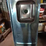 LOTE 128 - 01 PIA EM AÇO INOX CIMENTADA MEDINDO 1,60M X 0,53CM. (NO ESTADO, LEILÃO NÃO TEM GARANTIA E NEM DEVOLUÇÃO, SUJEITO A POSSÍVEIS AVARIAS VISÍVEIS/OCULTAS E/OU AUSÊNCIA DE COMPONENTES).
