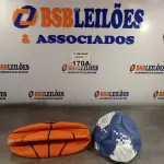 LOTE 170 - 01 BOLA DE BASQUETE E 01 BOLA DE FUTEBOL. (NO ESTADO, LEILÃO NÃO TEM GARANTIA E NEM DEVOLUÇÃO, SUJEITO A POSSÍVEIS AVARIAS VISÍVEIS/OCULTAS E/OU AUSÊNCIA DE COMPONENTES).