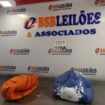 LOTE 170 - 01 BOLA DE BASQUETE E 01 BOLA DE FUTEBOL. (NO ESTADO, LEILÃO NÃO TEM GARANTIA E NEM DEVOLUÇÃO, SUJEITO A POSSÍVEIS AVARIAS VISÍVEIS/OCULTAS E/OU AUSÊNCIA DE COMPONENTES).