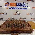 LOTE 145 - 01 TABULEIRO DE XADREZ EM MADEIRA TAILANDESA ENTALHADA. (NO ESTADO, LEILÃO NÃO TEM GARANTIA E NEM DEVOLUÇÃO, SUJEITO A POSSÍVEIS AVARIAS VISÍVEIS/OCULTAS E/OU AUSÊNCIA DE COMPONENTES).