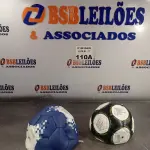 LOTE 110 - 02 BOLAS DE FUTEBOL. (NO ESTADO, LEILÃO NÃO TEM GARANTIA E NEM DEVOLUÇÃO, SUJEITO A POSSÍVEIS AVARIAS VISÍVEIS/OCULTAS E/OU AUSÊNCIA DE COMPONENTES).