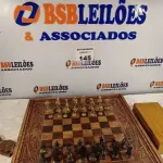 LOTE 145 - 01 TABULEIRO DE XADREZ EM MADEIRA TAILANDESA ENTALHADA. (NO ESTADO, LEILÃO NÃO TEM GARANTIA E NEM DEVOLUÇÃO, SUJEITO A POSSÍVEIS AVARIAS VISÍVEIS/OCULTAS E/OU AUSÊNCIA DE COMPONENTES).