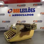 LOTE 199 - 01 MÁQUINA DE ESCREVER REMINGTON 100. (NO ESTADO, LEILÃO NÃO TEM GARANTIA E NEM DEVOLUÇÃO, SUJEITO A POSSÍVEIS AVARIAS VISÍVEIS/OCULTAS E/OU AUSÊNCIA DE COMPONENTES).