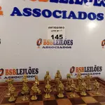 LOTE 145 - 01 TABULEIRO DE XADREZ EM MADEIRA TAILANDESA ENTALHADA. (NO ESTADO, LEILÃO NÃO TEM GARANTIA E NEM DEVOLUÇÃO, SUJEITO A POSSÍVEIS AVARIAS VISÍVEIS/OCULTAS E/OU AUSÊNCIA DE COMPONENTES).