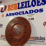 LOTE 138 - 01 PRATO DE PAREDE EM MADEIRA. (NO ESTADO, LEILÃO NÃO TEM GARANTIA E NEM DEVOLUÇÃO, SUJEITO A POSSÍVEIS AVARIAS VISÍVEIS/OCULTAS E/OU AUSÊNCIA DE COMPONENTES).