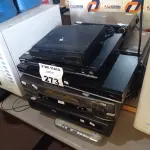 LOTE 273 - 02 VIDEOCASSETE E 10 APARELHOS DE DVD MARCAS E MODELOS DIVERSOS PARA RETIRADA DE PEÇAS. (NO ESTADO, LEILÃO NÃO TEM GARANTIA E NEM DEVOLUÇÃO, SUJEITO A POSSÍVEIS AVARIAS VISÍVEIS/OCULTAS E/OU AUSÊNCIA DE COMPONENTES).