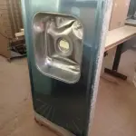 LOTE 398 - 01 PIA EM AÇO INOX CIMENTADA COM 01 CUBA MEDINDO 1,50X0,53CM. (NO ESTADO, LEILÃO NÃO TEM GARANTIA E NEM DEVOLUÇÃO, SUJEITO A POSSÍVEIS AVARIAS VISÍVEIS/OCULTAS E/OU AUSÊNCIA DE COMPONENTES).
