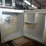 LOTE 274 - 01 FRIGOBAR REFRIGERAÇÃO ELETRÔNICA. (NO ESTADO, LEILÃO NÃO TEM GARANTIA E NEM DEVOLUÇÃO, SUJEITO A POSSÍVEIS AVARIAS VISÍVEIS/OCULTAS E/OU AUSÊNCIA DE COMPONENTES).