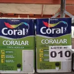 LOTE 010 - 02 - LATAS DE TINTA CORAL CORALAR - 18 LITROS (NO ESTADO, NÃO SABEMOS SE FUNCIONA. LEILÃO NÃO TEM GARANTIA E NEM DEVOLUÇÃO, SUJEITO A POSSÍVEIS AVARIAS VISÍVEIS/OCULTAS E/OU AUSÊNCIA DE COMPONENTES)
