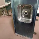 LOTE 307 - 01 PIA EM AÇO INOX CIMENTADA COM 01 CUBA MEDINDO 1,50X0,53CM. (NO ESTADO, LEILÃO NÃO TEM GARANTIA E NEM DEVOLUÇÃO, SUJEITO A POSSÍVEIS AVARIAS VISÍVEIS/OCULTAS E/OU AUSÊNCIA DE COMPONENTES).