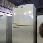 LOTE 260 - 01 GELADEIRA MARCA ELECTROLUX MODELO FROST FREE DF38 220V. (NO ESTADO, LEILÃO NÃO TEM GARANTIA E NEM DEVOLUÇÃO, SUJEITO A POSSÍVEIS AVARIAS VISÍVEIS/OCULTAS E/OU AUSÊNCIA DE COMPONENTES).