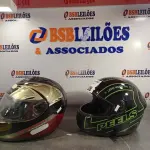 LOTE 338 - 02 CAPACETES MARCAS E MODELOS DIVERSOS. (NO ESTADO, LEILÃO NÃO TEM GARANTIA E NEM DEVOLUÇÃO, SUJEITO A POSSÍVEIS AVARIAS VISÍVEIS/OCULTAS E/OU AUSÊNCIA DE COMPONENTES).