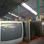LOTE 413 - 03 TV’S DE TUBO MARCAS E MODELOS DIVERSOS. (NO ESTADO, LEILÃO NÃO TEM GARANTIA E NEM DEVOLUÇÃO, SUJEITO A POSSÍVEIS AVARIAS VISÍVEIS/OCULTAS E/OU AUSÊNCIA DE COMPONENTES).