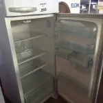 LOTE 260 - 01 GELADEIRA MARCA ELECTROLUX MODELO FROST FREE DF38 220V. (NO ESTADO, LEILÃO NÃO TEM GARANTIA E NEM DEVOLUÇÃO, SUJEITO A POSSÍVEIS AVARIAS VISÍVEIS/OCULTAS E/OU AUSÊNCIA DE COMPONENTES).