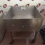 LOTE 421 - 01 COCHO EM INOX COM RALO E RODINHAS. (NO ESTADO, LEILÃO NÃO TEM GARANTIA E NEM DEVOLUÇÃO, SUJEITO A POSSÍVEIS AVARIAS VISÍVEIS/OCULTAS E/OU AUSÊNCIA DE COMPONENTES).