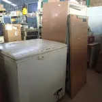 LOTE 412 - 01 GELADEIRA MARCA PROSDÓCIMO E 1 FREEZER HORIZONTAL C/ 01 TAMPA COM AVARÍAS. (NO ESTADO, LEILÃO NÃO TEM GARANTIA E NEM DEVOLUÇÃO, SUJEITO A POSSÍVEIS AVARIAS VISÍVEIS/OCULTAS E/OU AUSÊNCIA DE COMPONENTES). (NO ESTADO, LEILÃO NÃO TEM GARANTIA E NEM DEVOLUÇÃO, SUJEITO A POSSÍVEIS AVARIAS VISÍVEIS/OCULTAS E/OU AUSÊNCIA DE COMPONENTES).